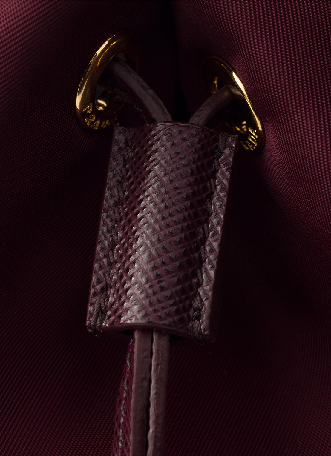 Prada Duet Re-Nylon handtas met leren details - detail 6 bordeauxrood