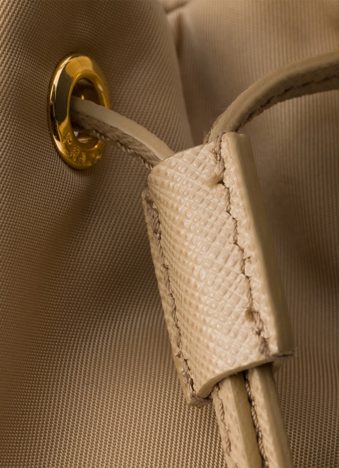 Prada Duet Re-Nylon handtas met leren details - detail 4 lichtbruin