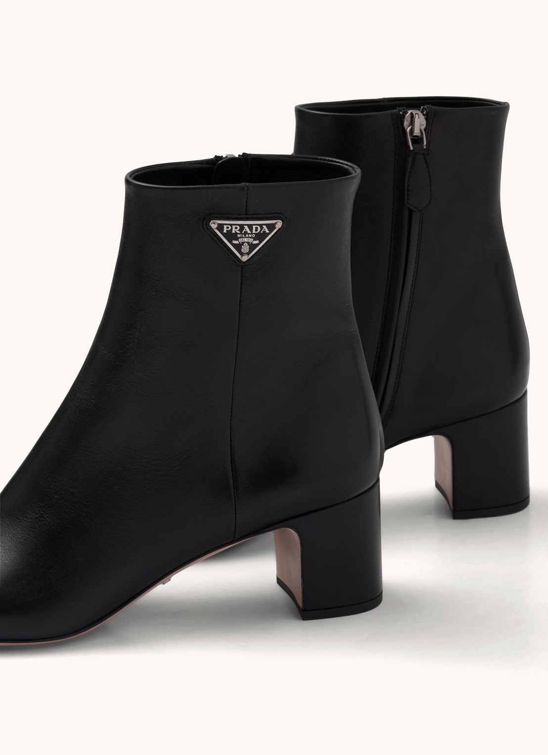 Prada Enkellaars van leer met logo - detail 6 zwart