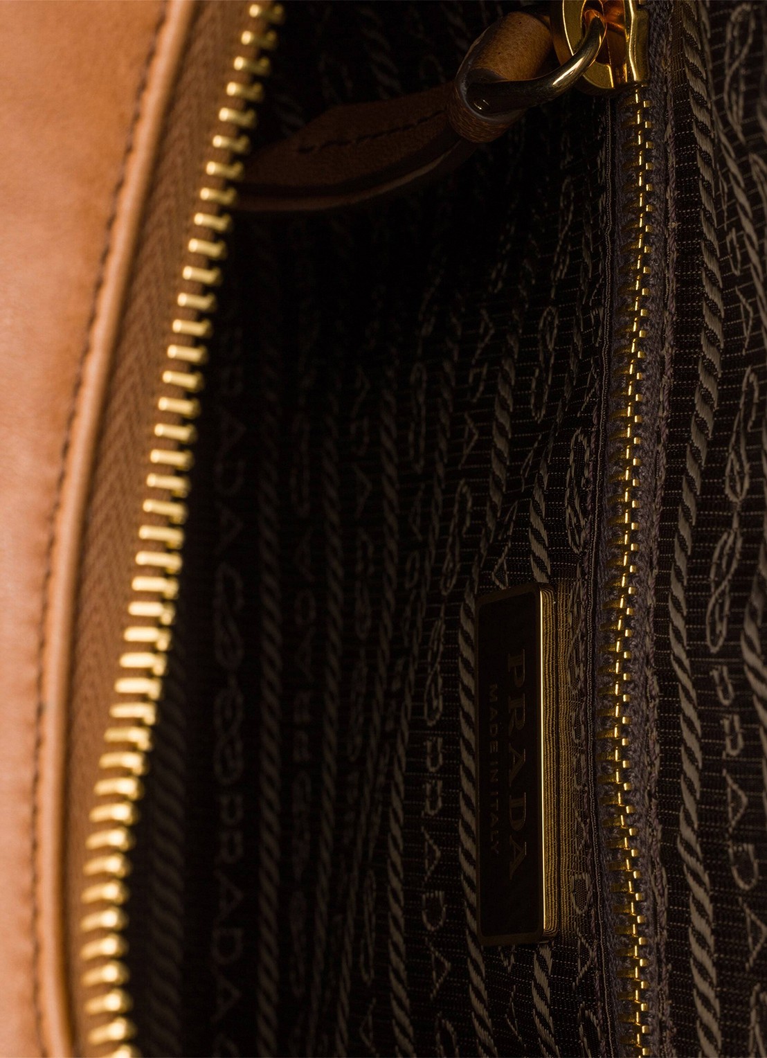 Prada Explore Large schoudertas van lamsleer - detail 4 bruin