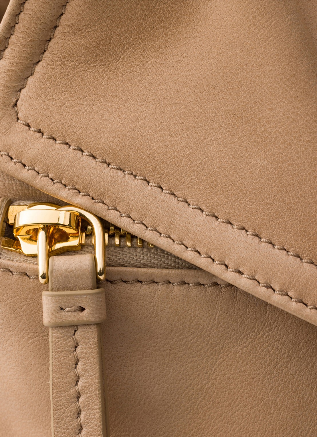 Prada Explore Medium schoudertas van lamsleer - detail 3 beige