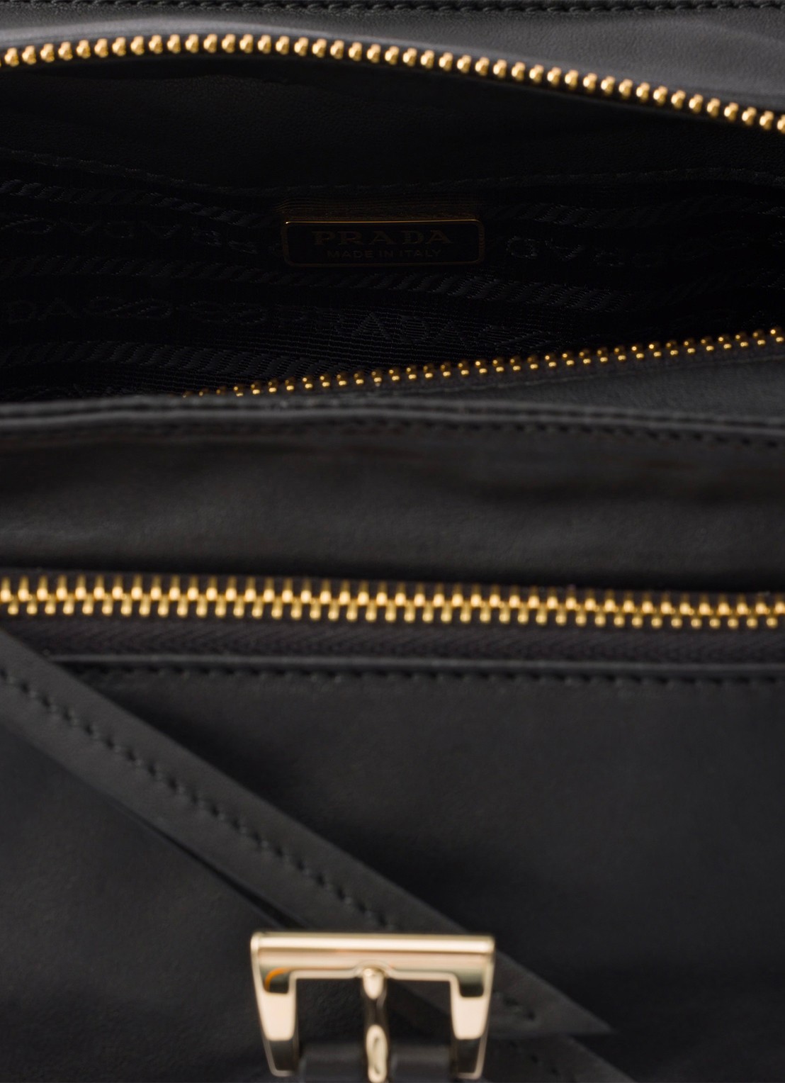 Prada Explore Mini schoudertas van lamsleer - detail 4 zwart