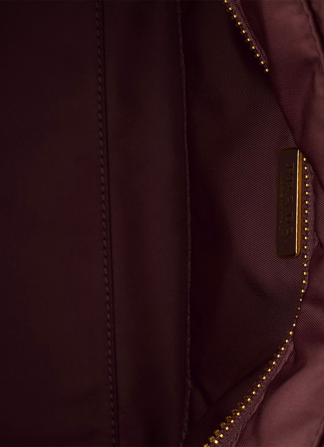 Prada Explore Re-Nylon Medium schoudertas met leren details - detail 3 bordeauxrood