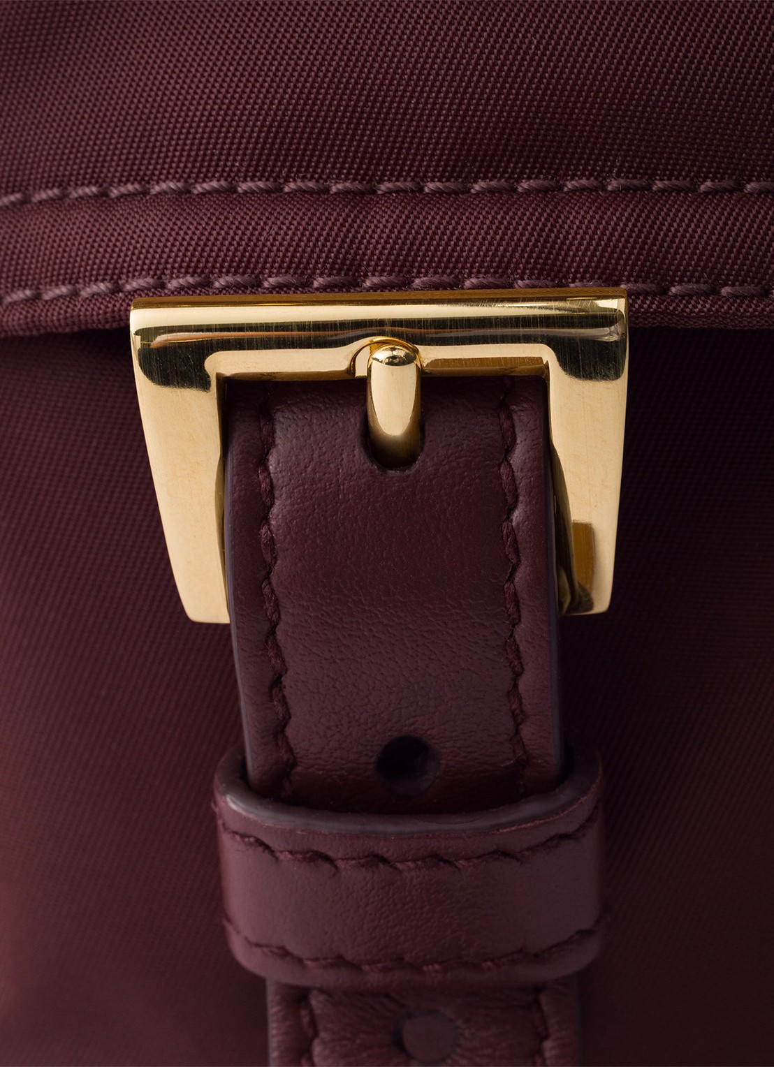 Prada Explore Re-Nylon Medium schoudertas met leren details - detail 4 bordeauxrood