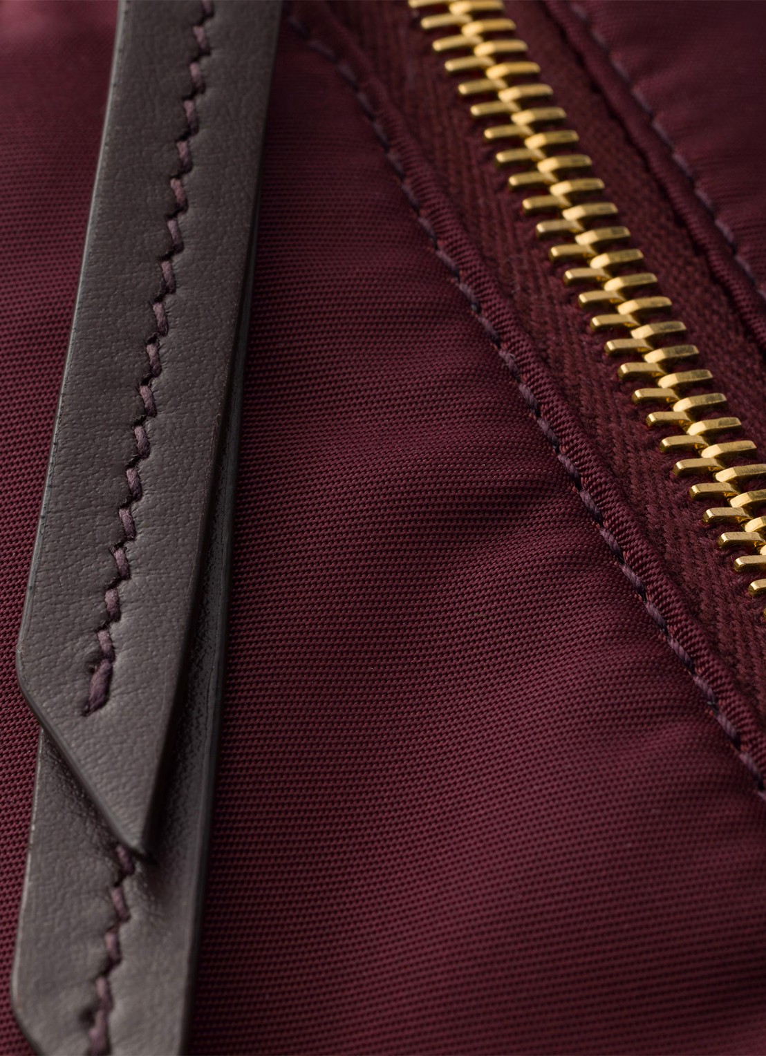 Prada Explore Re-Nylon Small schoudertas met leren details - detail 6 donkerrood