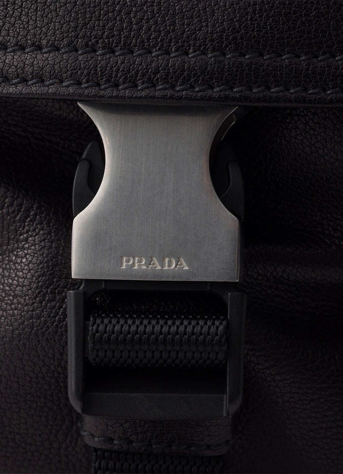 Prada Explore schoudertas van leer - detail zwart