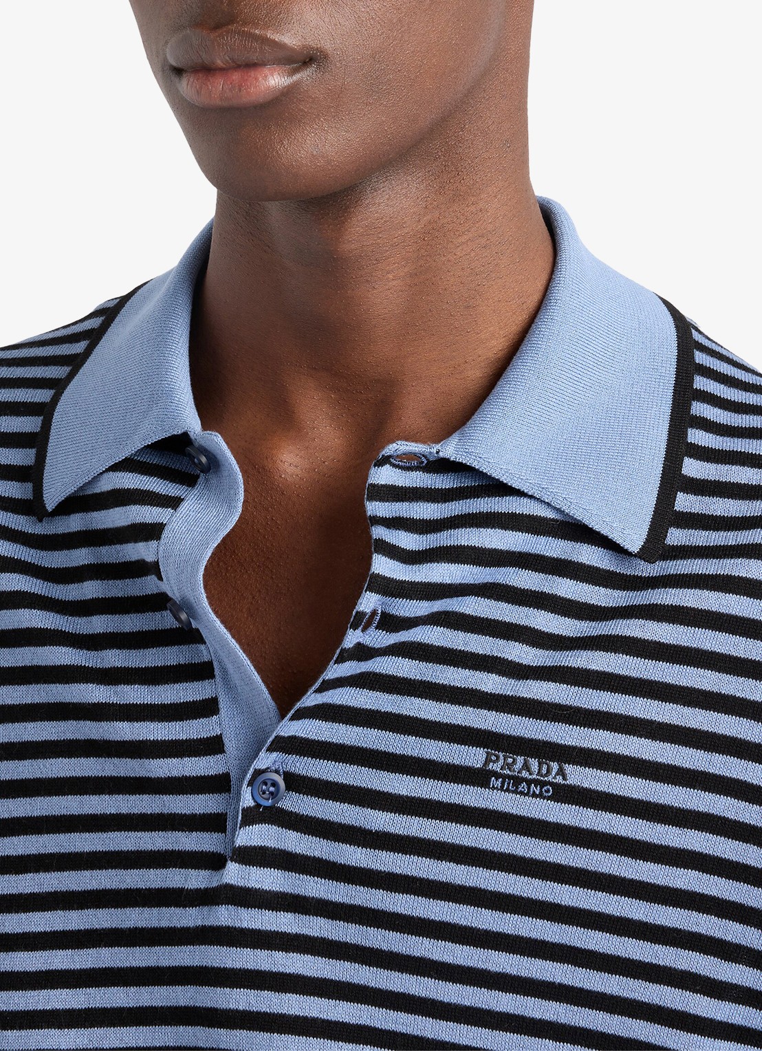Prada Fijngebreide regular fit polo met streepprint en logoborduring - detail 2 blauw