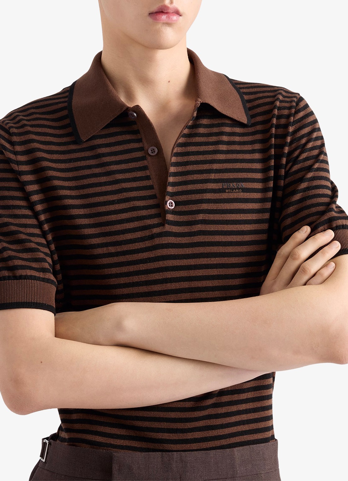 Prada Fijngebreide regular fit polo met streepprint en logoborduring - detail donkerbruin