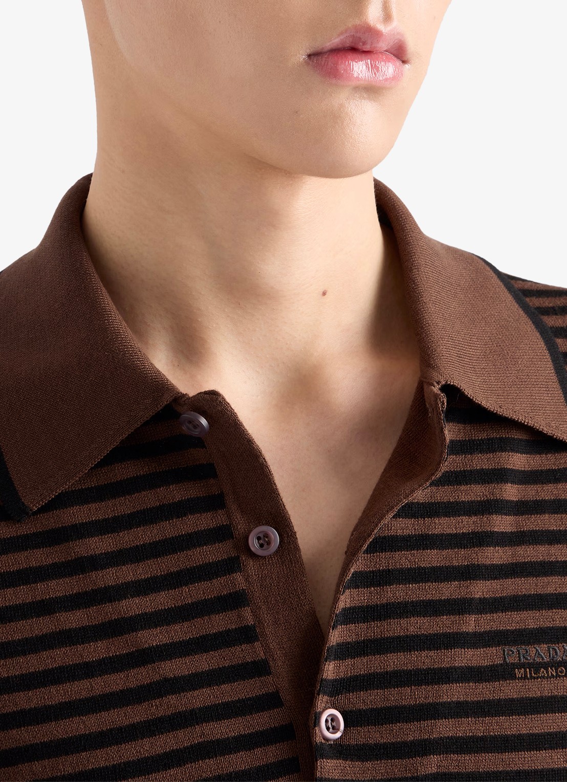 Prada Fijngebreide regular fit polo met streepprint en logoborduring - detail 3 donkerbruin