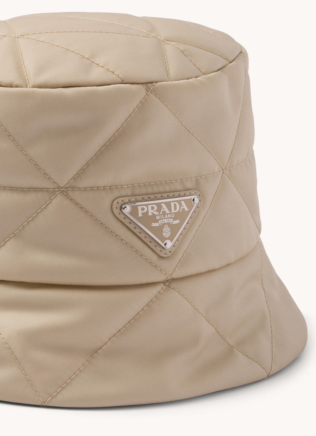 Prada Gewatteerde bucket hoed met logo - detail gebroken wit