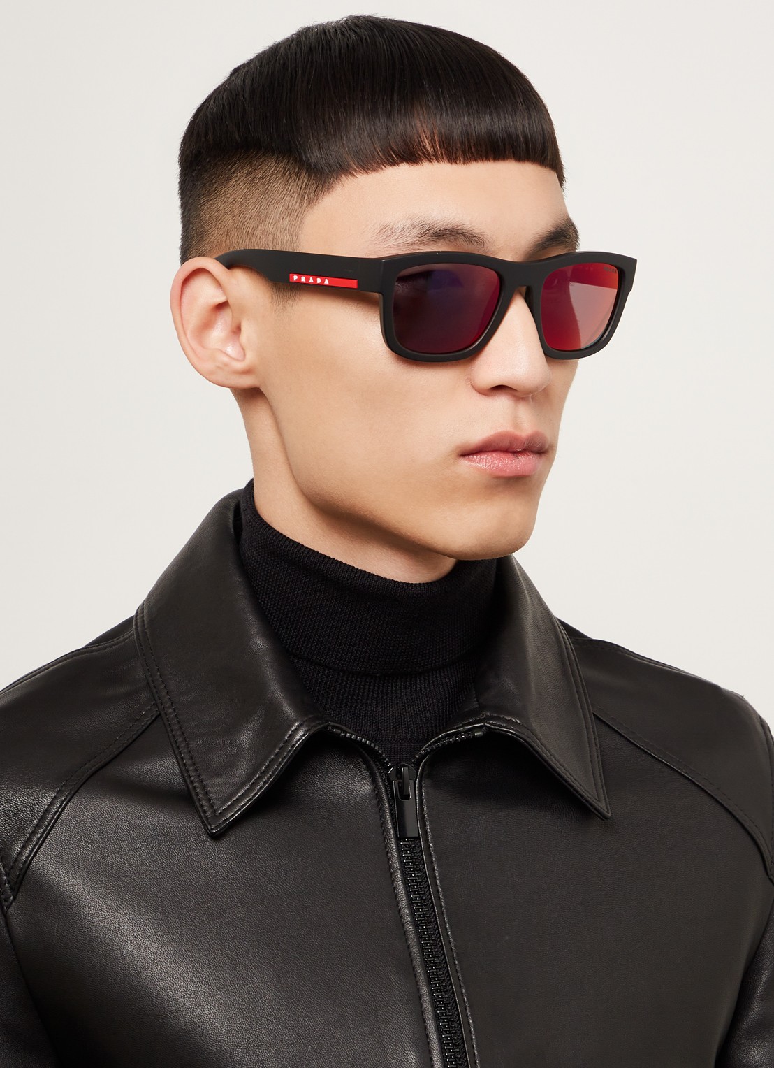 Prada Linea Rossa Zonnebril PS01ZS  - voorkant 2 zwart