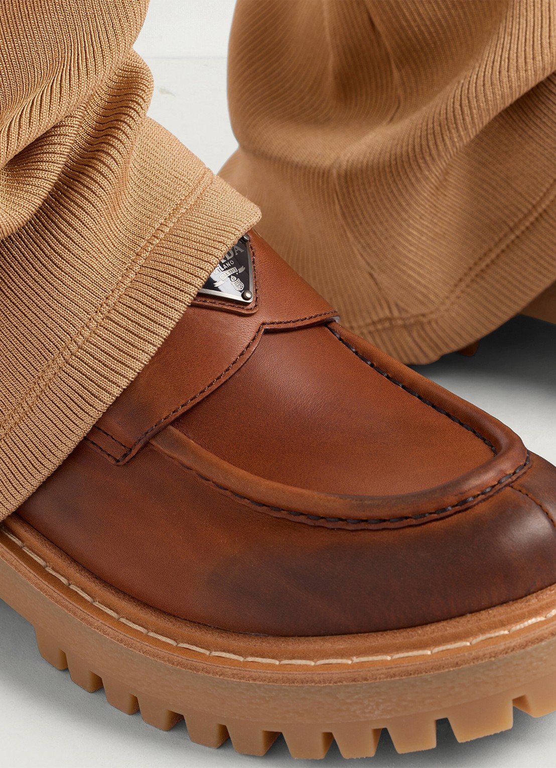 Prada Loafer van kalfsleer met logo - detail 3 bruin