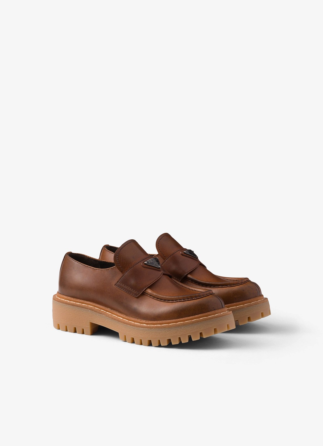 Prada Loafer van kalfsleer met logo - voorkant bruin
