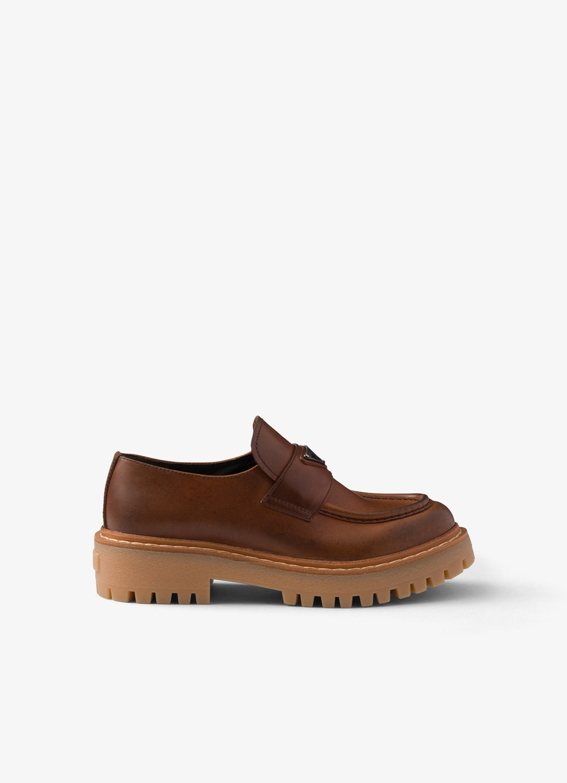 Prada Loafer van kalfsleer met logo - voorkant 2 bruin