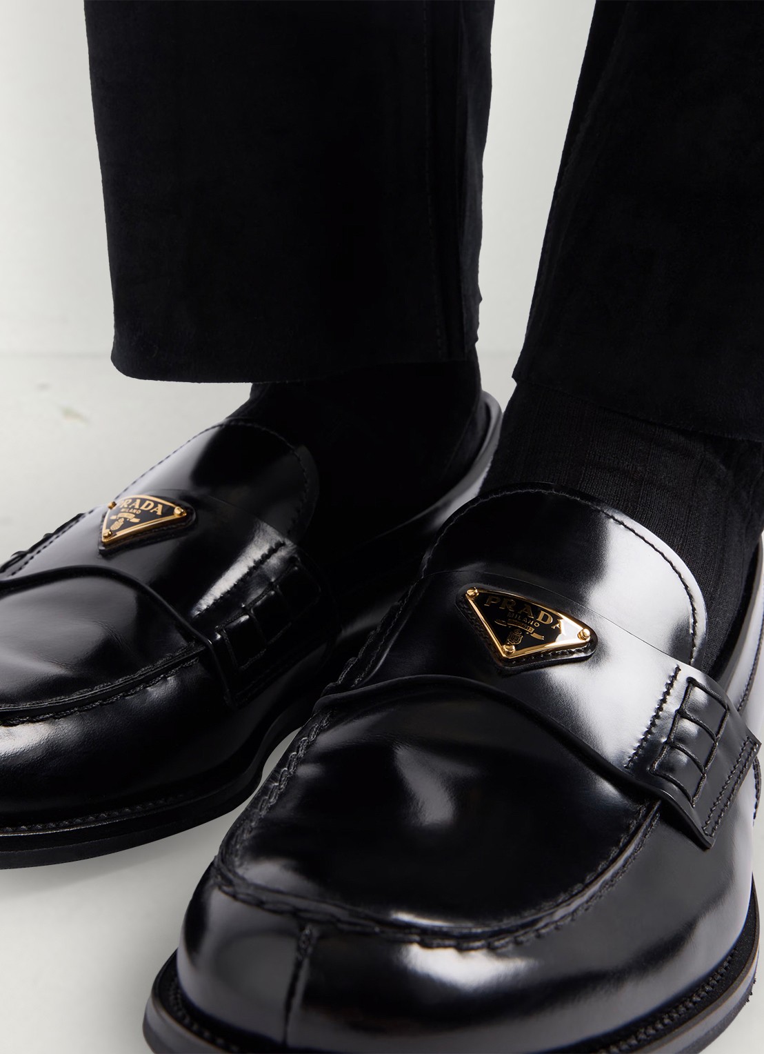 Prada Loafer van kalfsleer met logo - detail 3 zwart