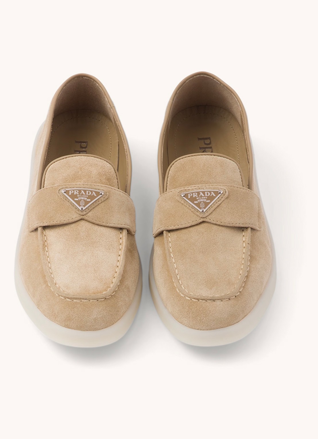 Prada Loafer van suède met logo - detail donkerbeige