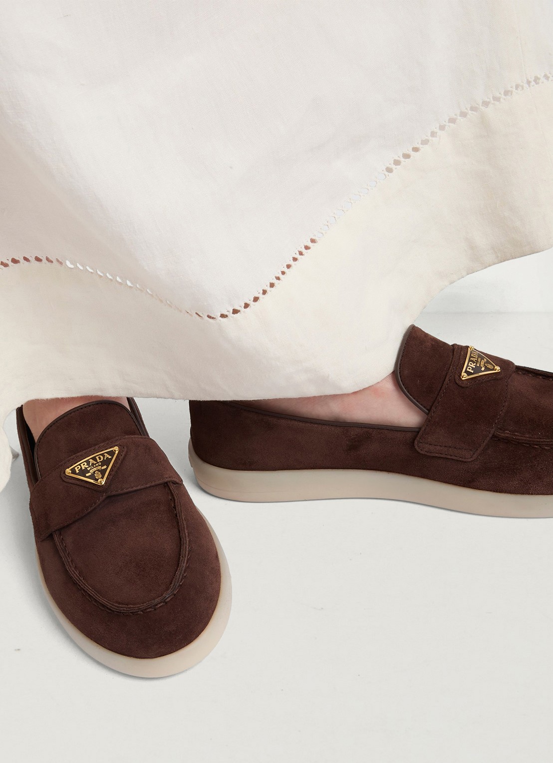 Prada Loafer van suède met logo - achterkant 7 donkerbruin