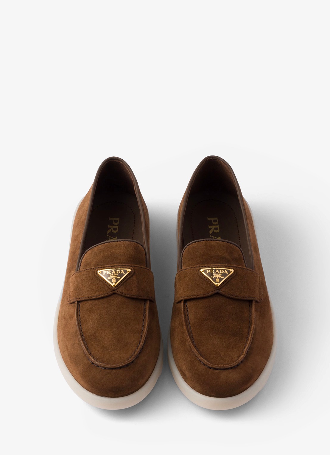 Prada Loafer van suède met logo - detail bruin