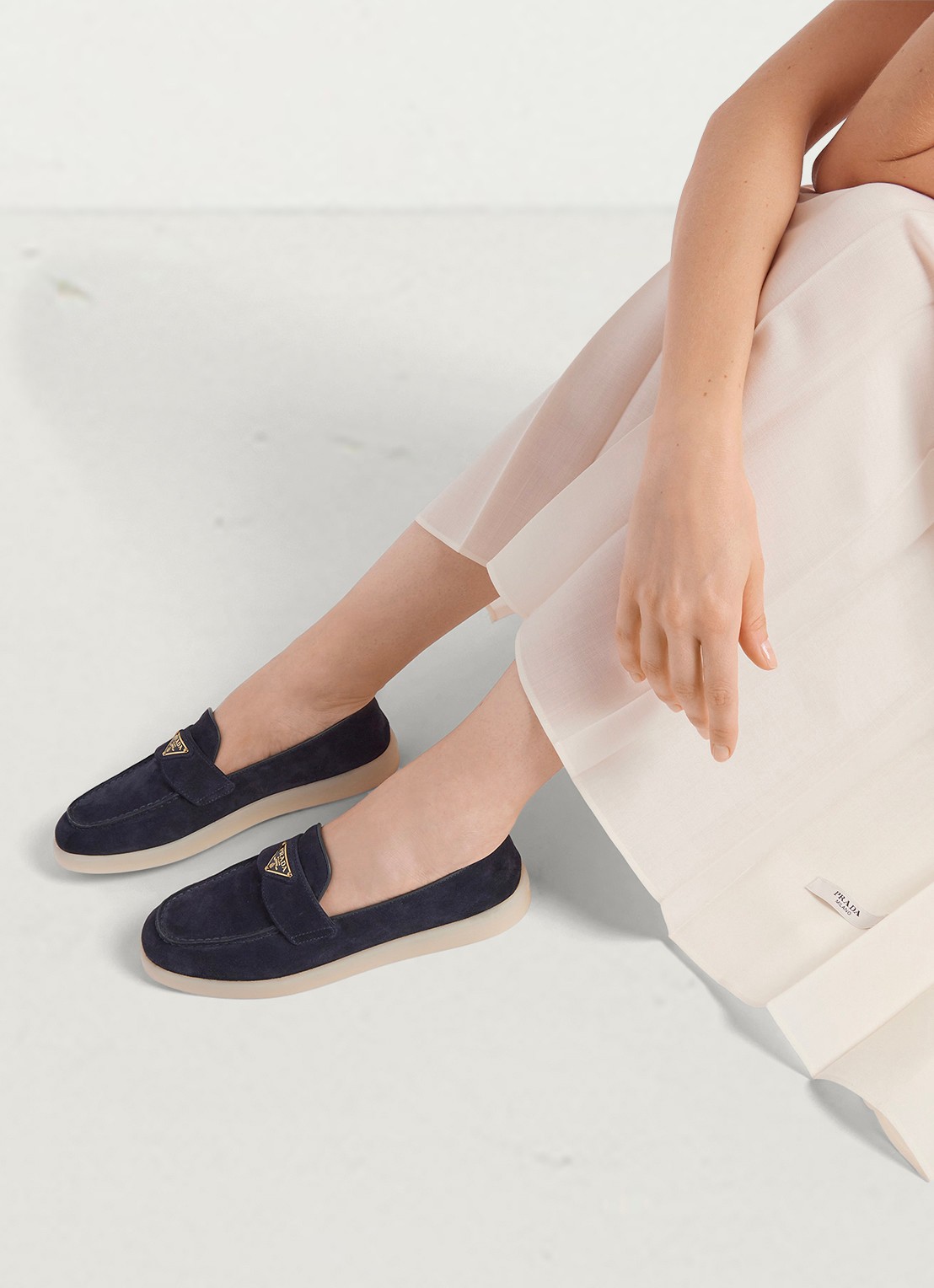 Prada Loafer van suède met logo - detail 5 donkerblauw