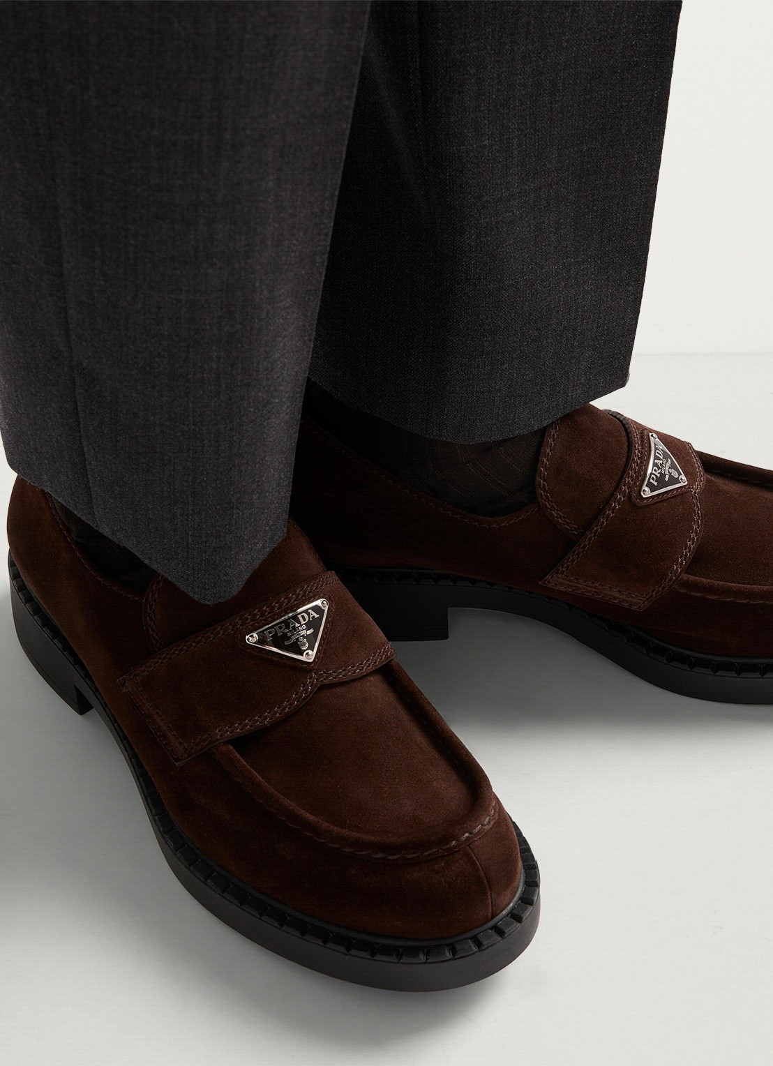 Prada Loafer van suède met logo - detail 5 donkerbruin