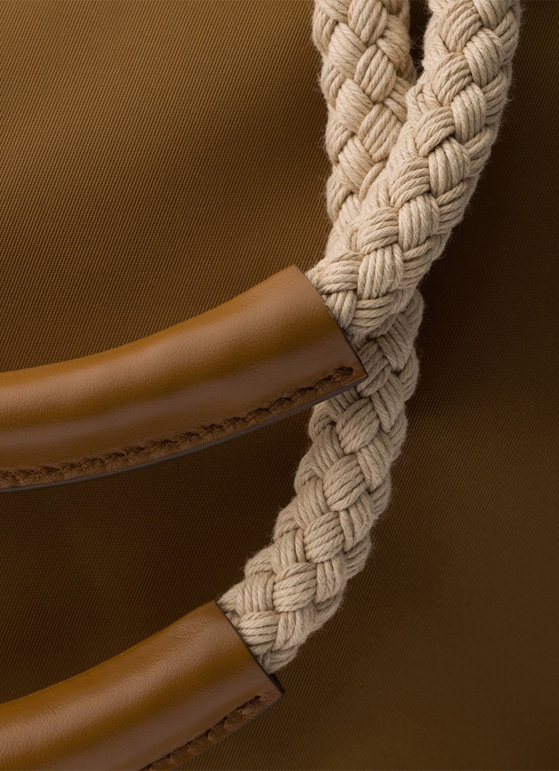 Prada Mariner Re-Nylon Large schoudertas met logo - detail 5 camel