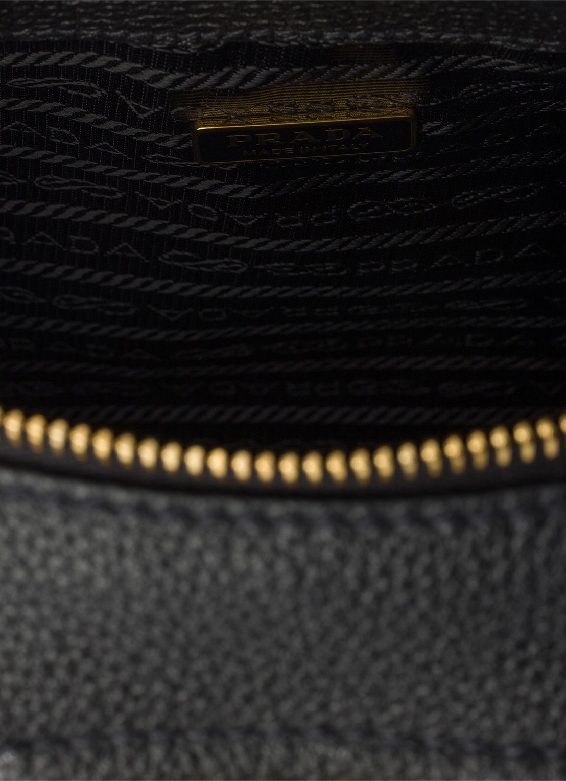 Prada Medium schoudertas van kalfsleer - detail zwart