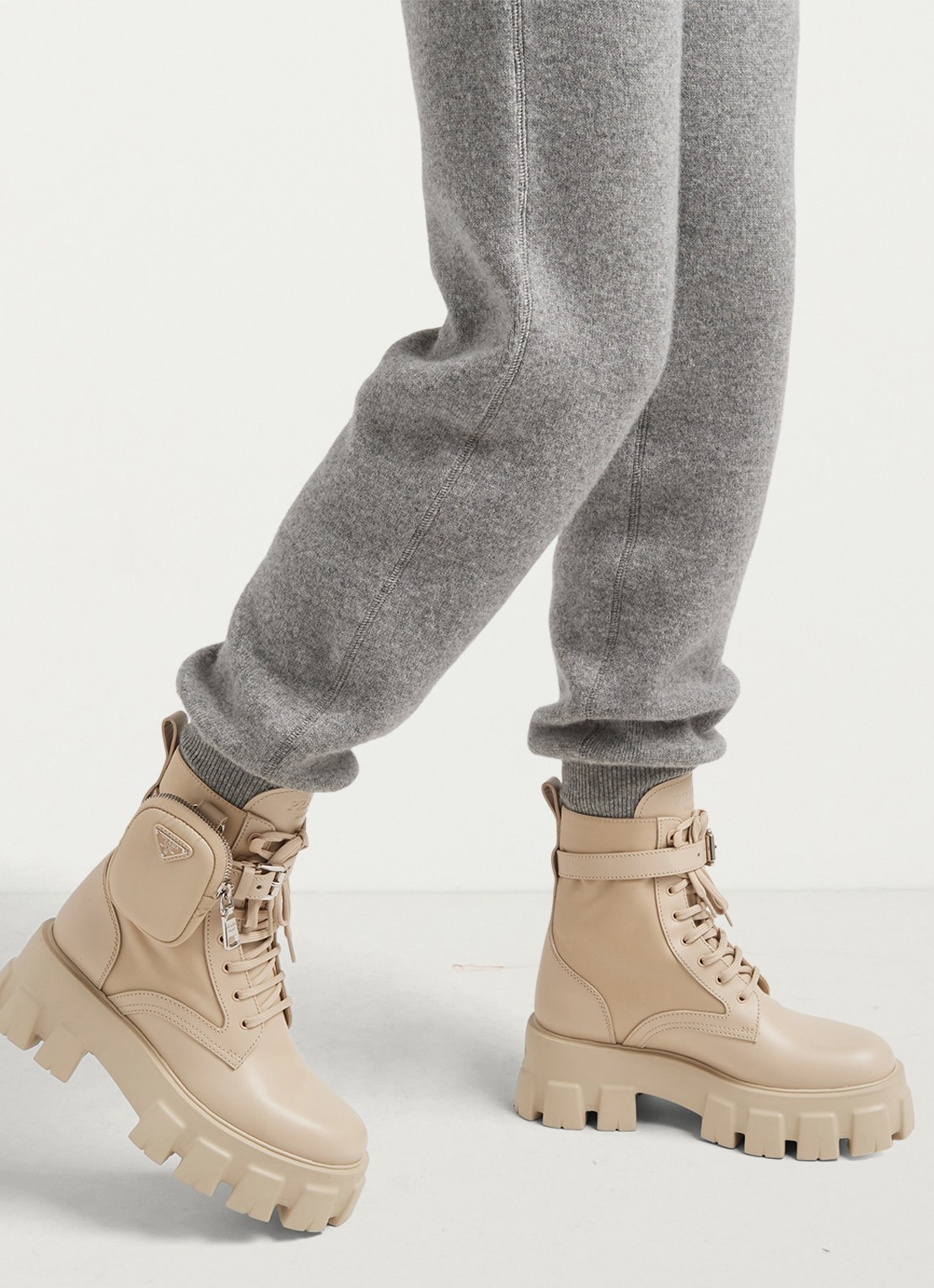 Prada Monolith Re-Nylon biker boot van leer - detail 4 donkerbeige