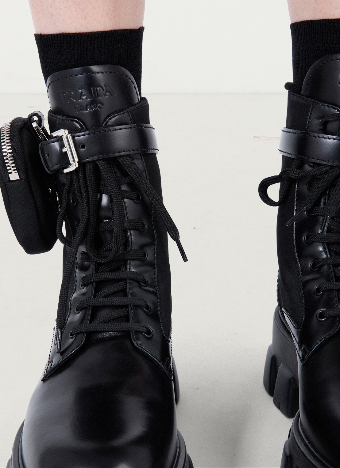 Prada Monolith Re-Nylon biker boot van leer - detail 6 zwart