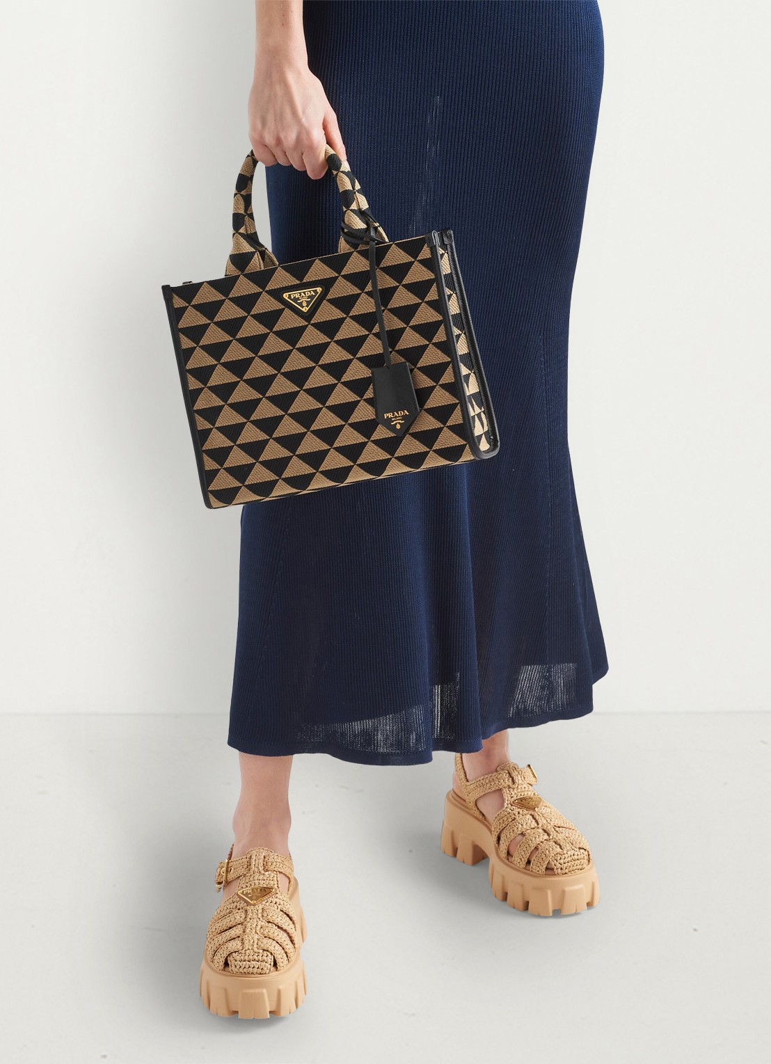 Prada Monolith sandaal met logo - voorkant 2 beige
