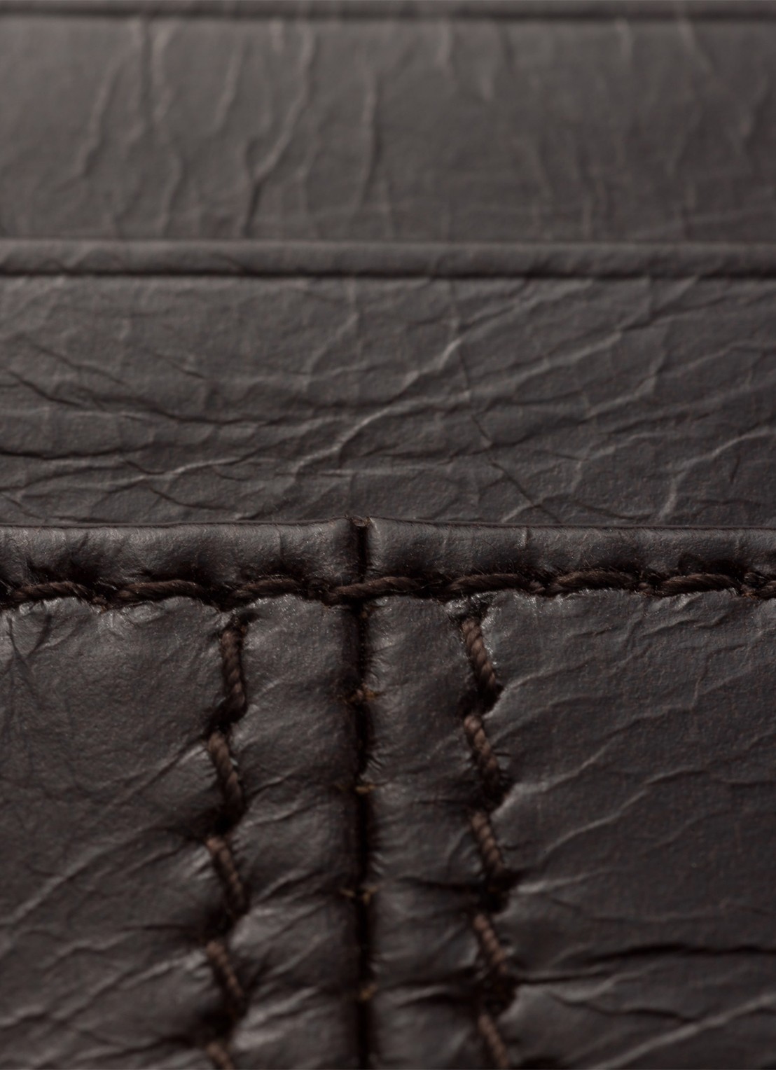 Prada Pasjeshouder van kalfsleer met logo - detail donkerbruin
