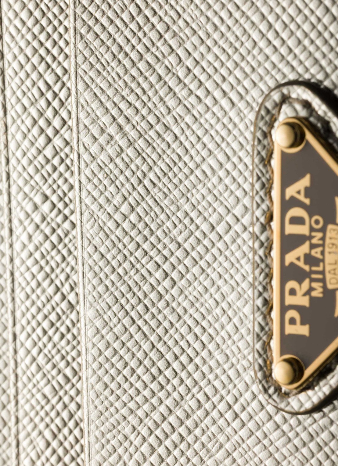 Prada Pasjeshouder van kalfsleer - detail 2 goud