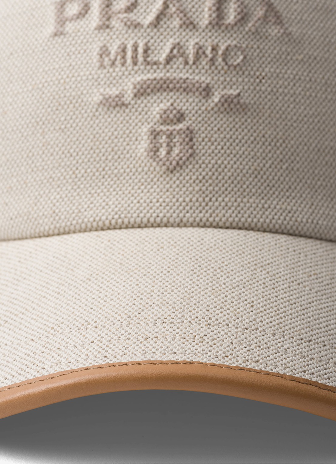 Prada Pet met logo en leren details - detail 3 gebroken wit