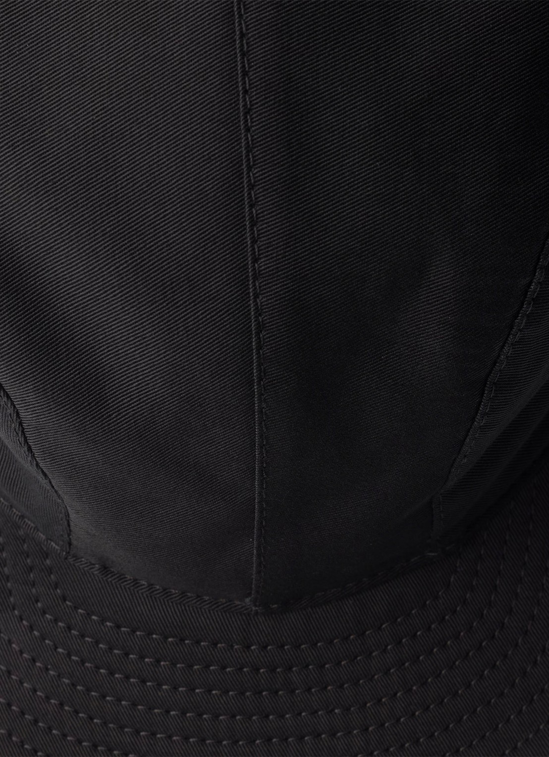Prada Pet met logoborduring - detail zwart