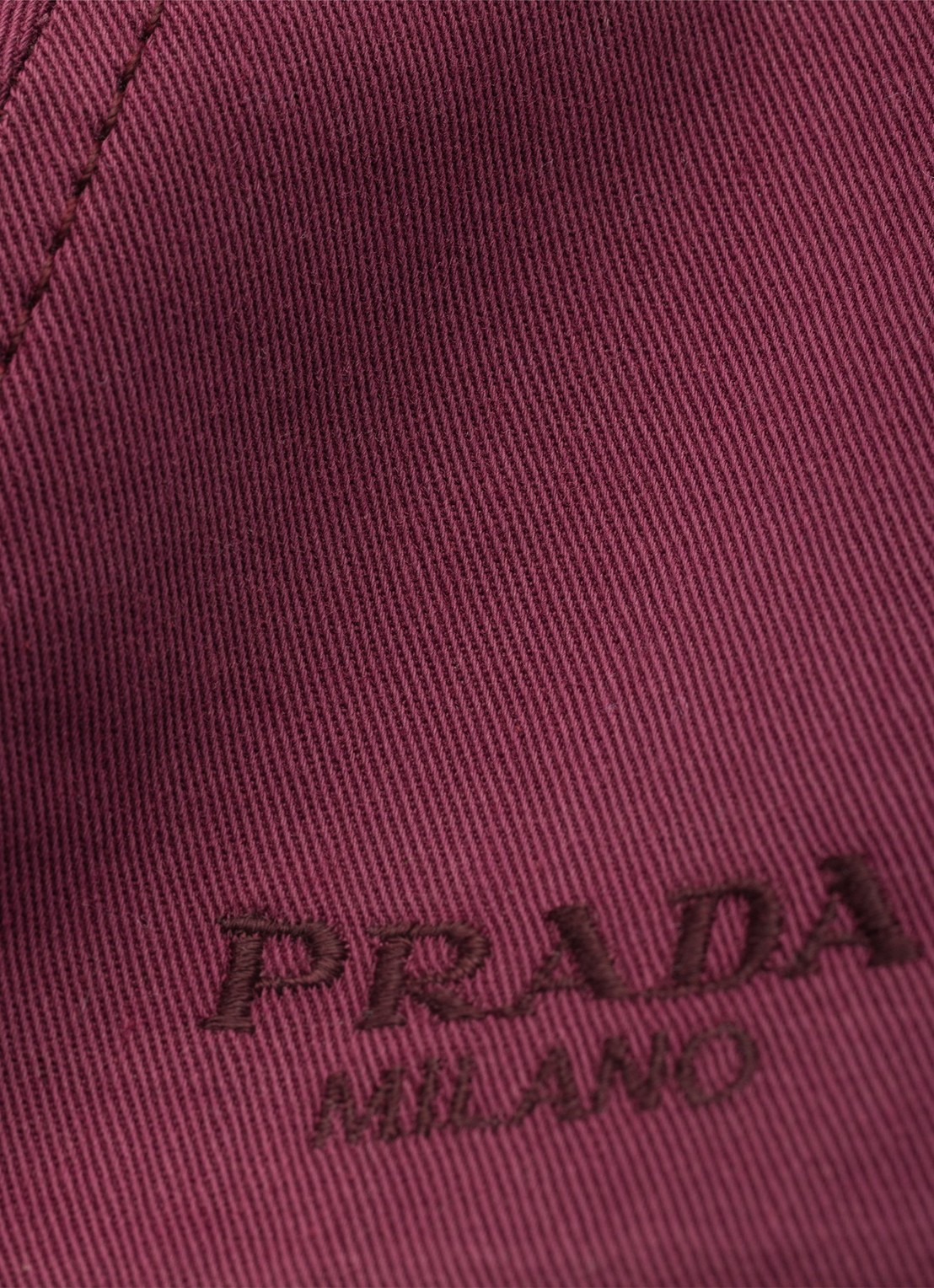 Prada Pet met logoborduring - detail bordeauxrood