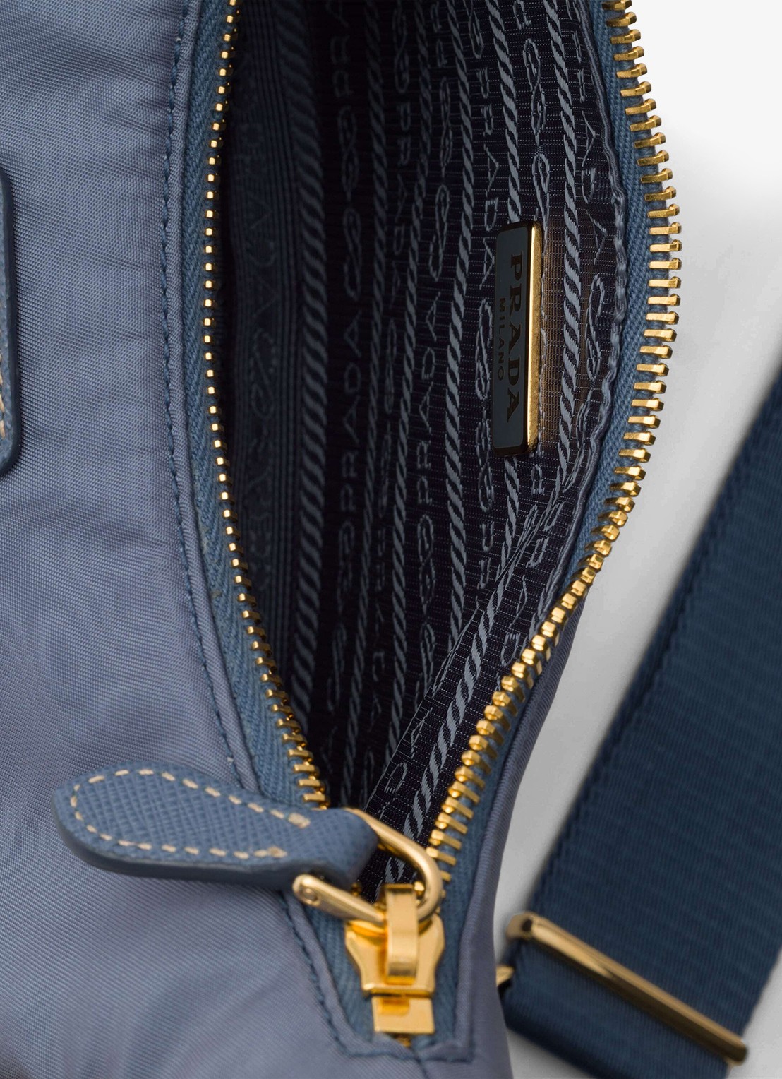 Prada Prada Re-Edition 2005 Re-Nylon crossbodytas met leren details - detail staalblauw