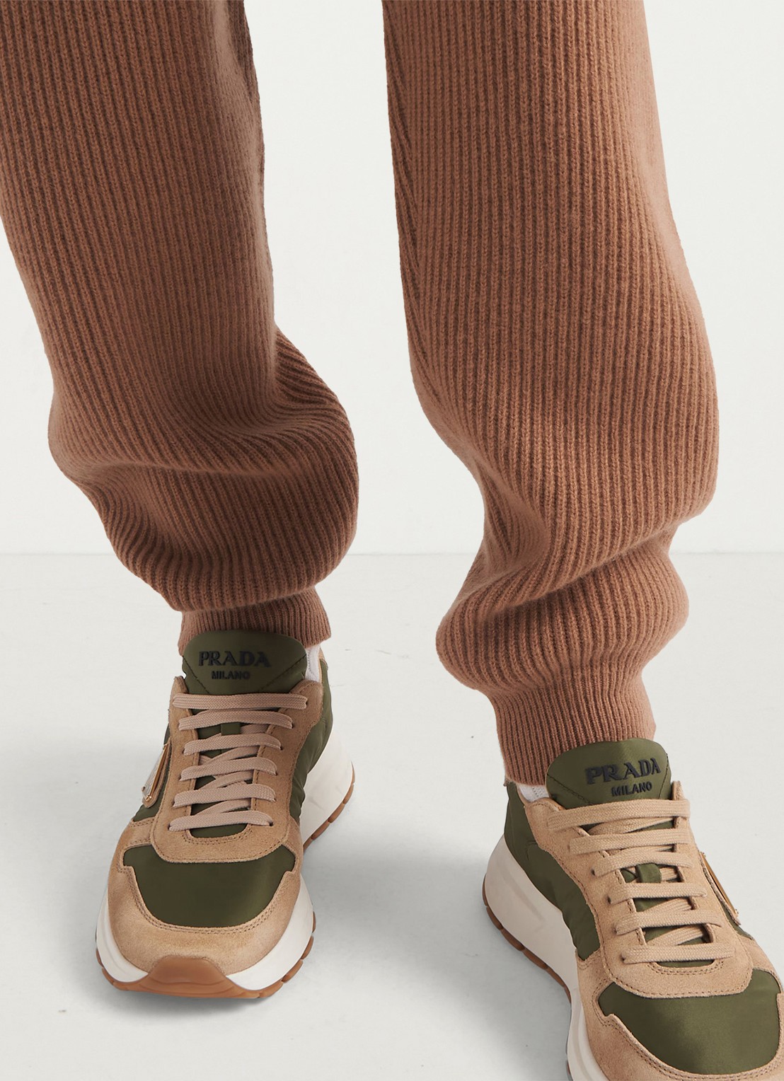 Prada Prax 01 Re-Nylon sneaker met suède details - achterkant beige
