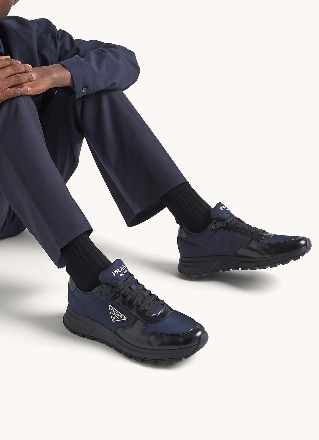Prada Prax 01 Re-Nylon sneakers met leren details en logo - achterkant donkerblauw