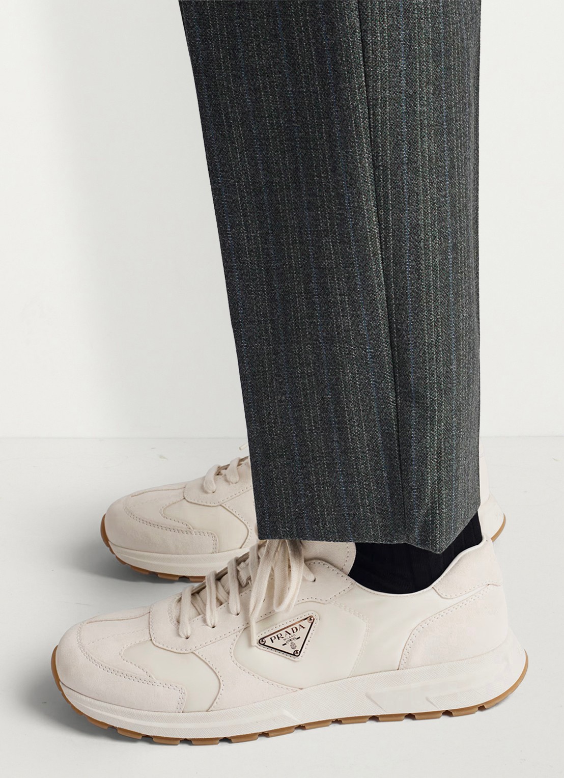 Prada Prax Re-Nylon sneaker met suède details - voorkant 2 gebroken wit