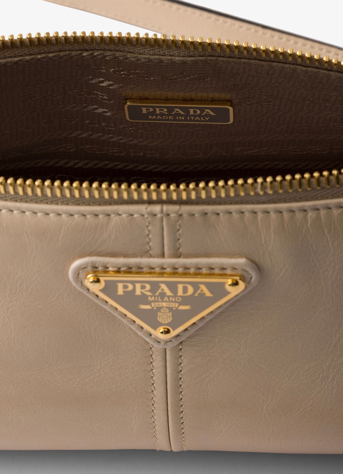 Prada Re-Edition 2002 Medium schoudertas van kalfsleer - detail beige