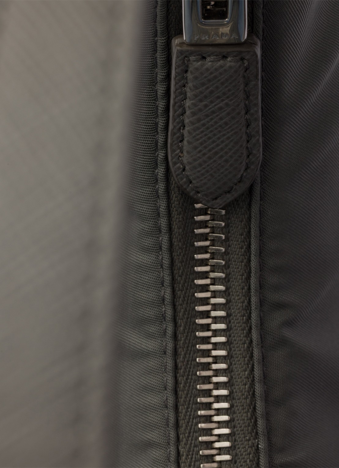 Prada Re-Edition 2005 Re-Nylon Mini schoudertas met leren details - detail 5 middengrijs