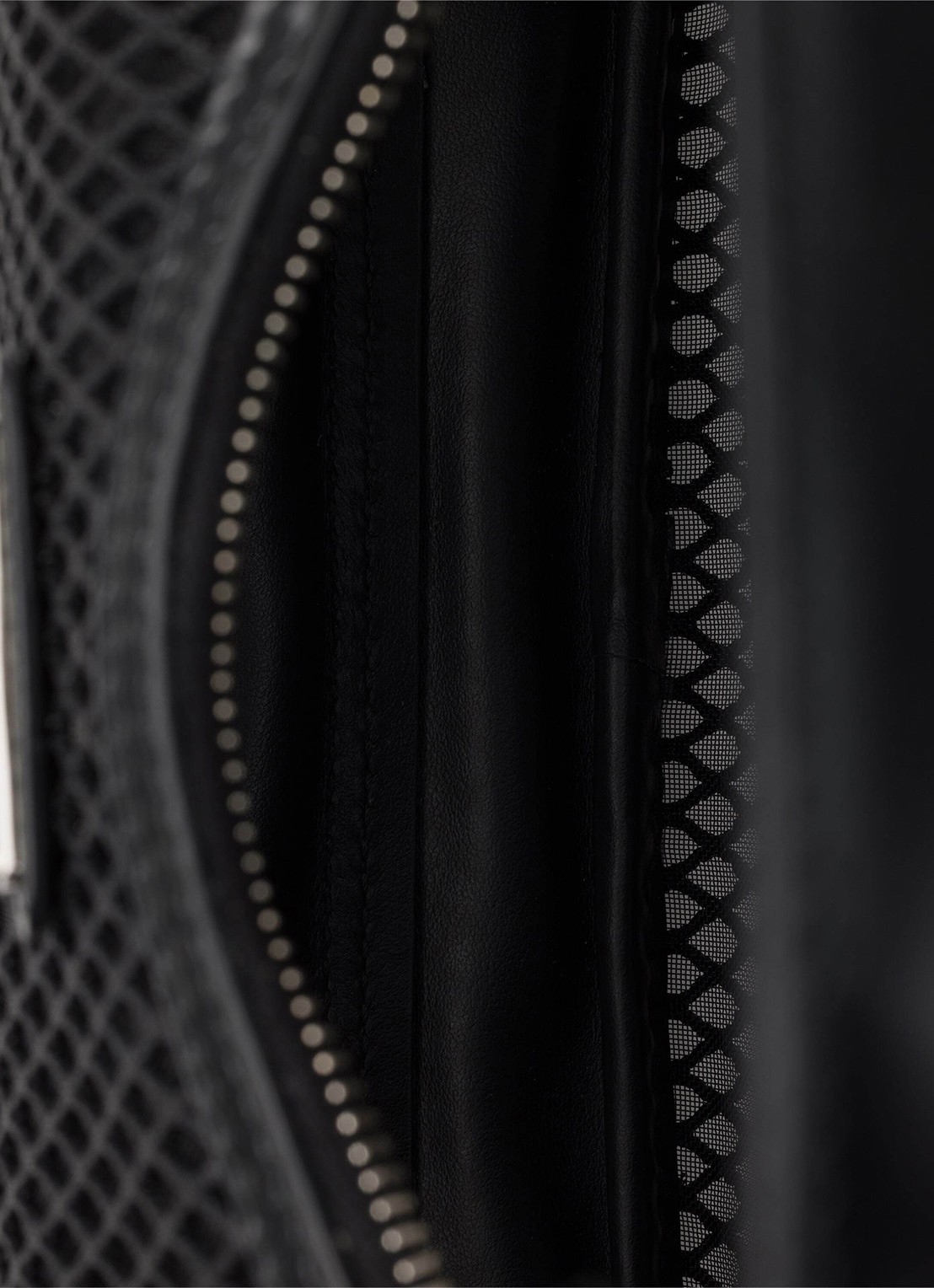 Prada Re-Edition 2005 schoudertas van mesh met leren details - detail 2 zwart