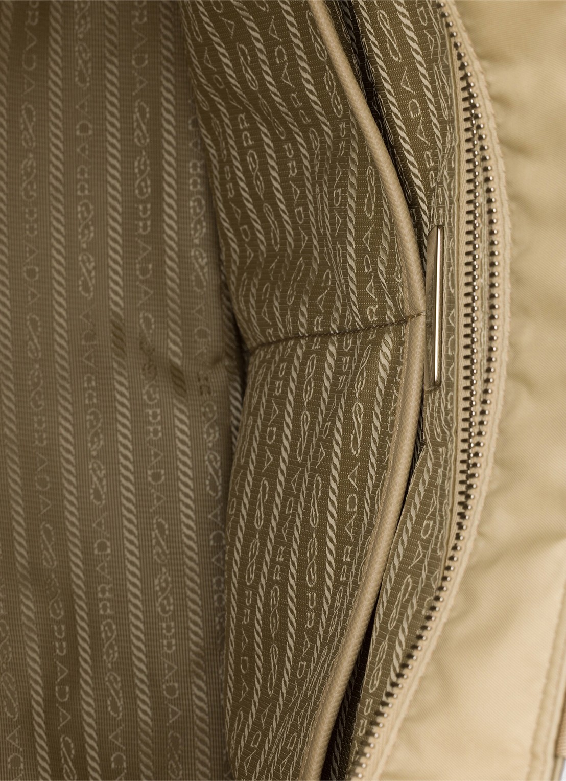 Prada Re-Nylon Baby schoudertas met afneembare schouderriem - detail beige