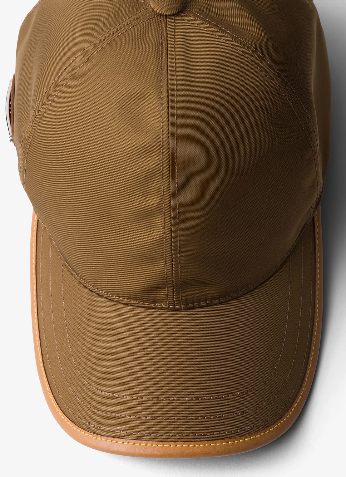 Prada Re-Nylon baseball pet met logo en leren details - detail 3 camel