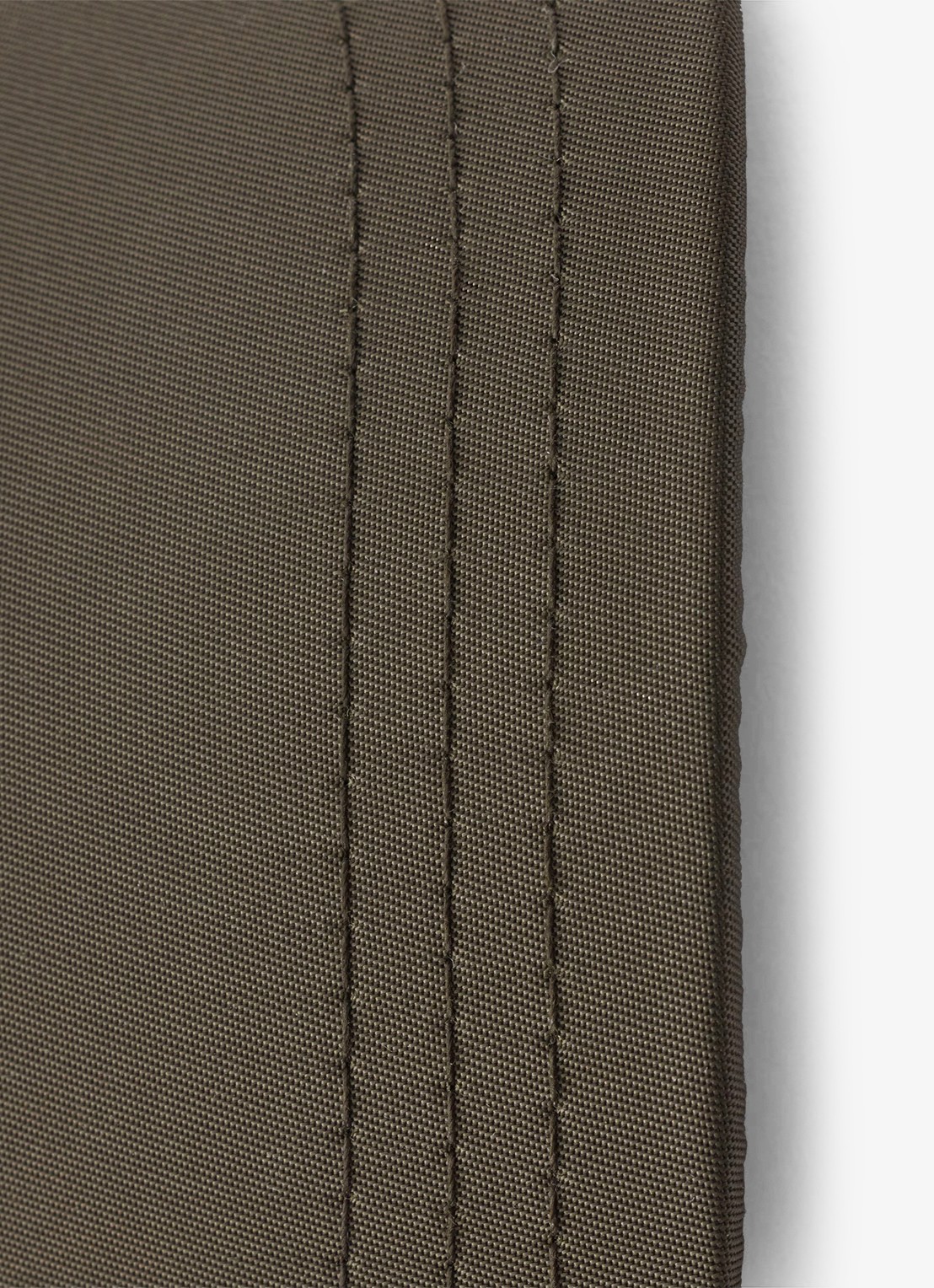 Prada Re-Nylon Baseball pet met logo - detail legergroen