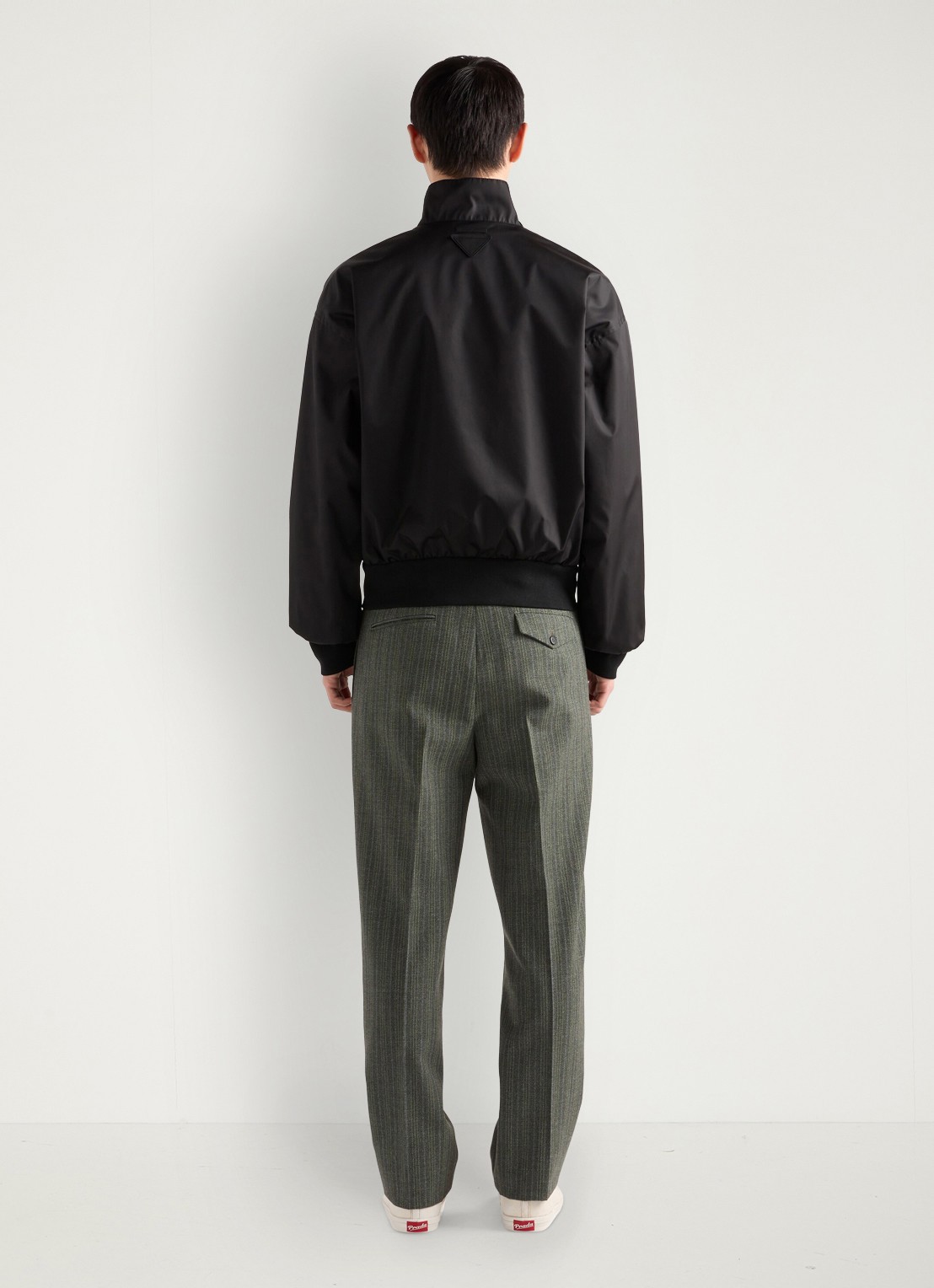 Prada Re-Nylon bomberjack met klepzakken - achterkant zwart