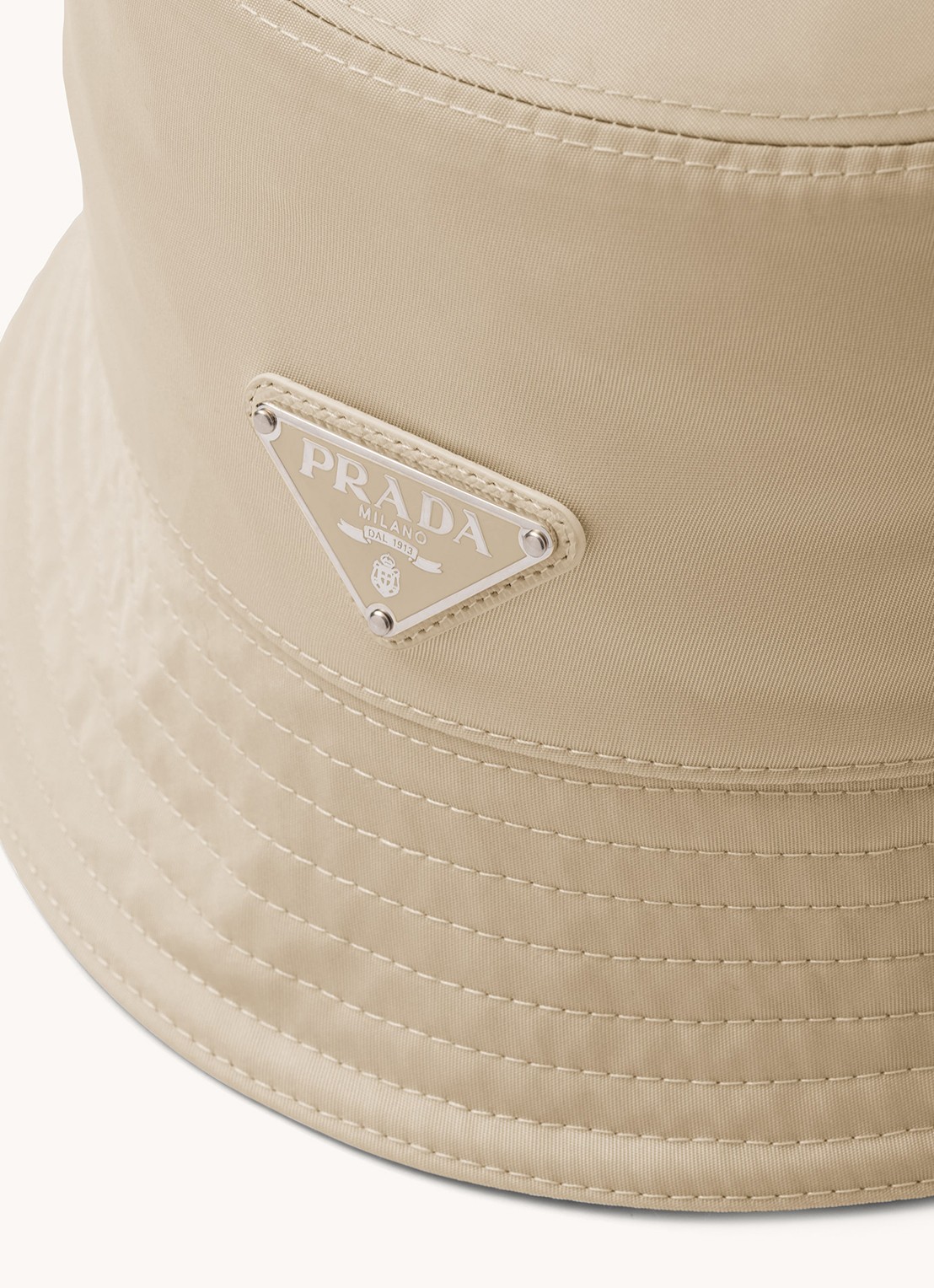 Prada Re-Nylon bucket hoed met logo - detail 3 beige