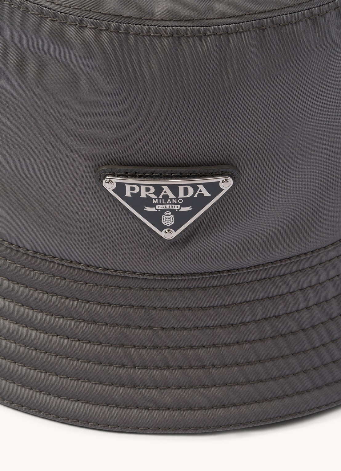 Prada Re-Nylon bucket hoed met logo - detail grijs