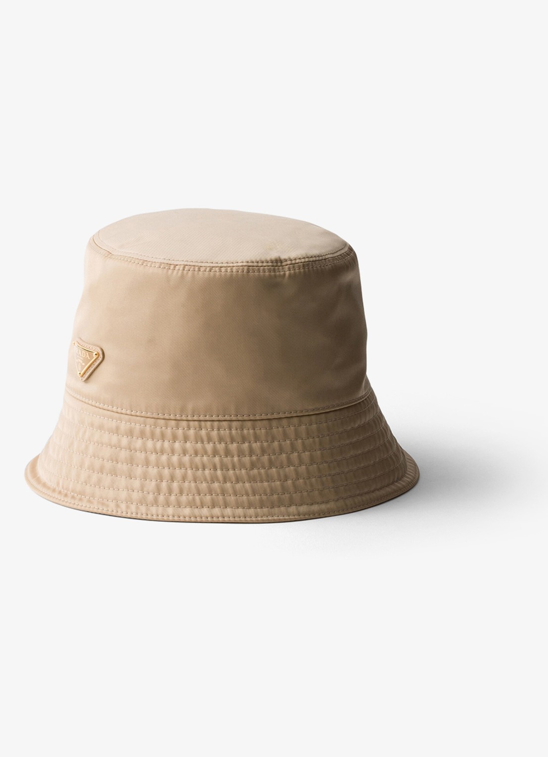 Prada Re-Nylon bucket hoed met logo - voorkant 2 donkerbeige