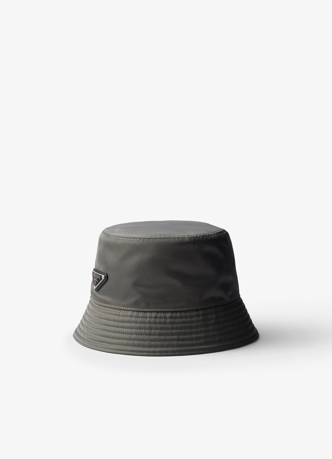 Prada Re-Nylon bucket hoed met logo - voorkant antraciet