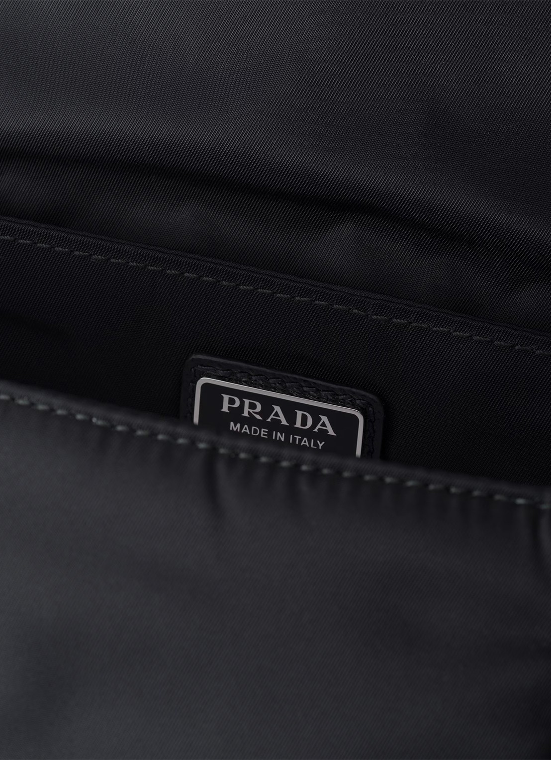Prada Re-Nylon crossbodytas met leren details - detail 3 zwart